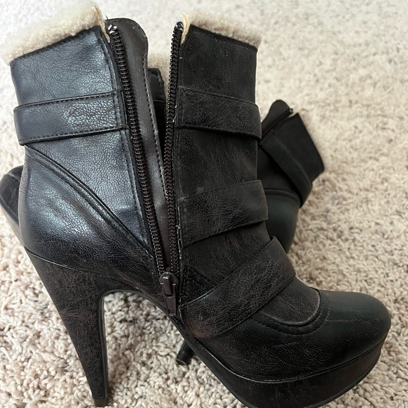 Low boots, never worn! - Picture 3 of 8